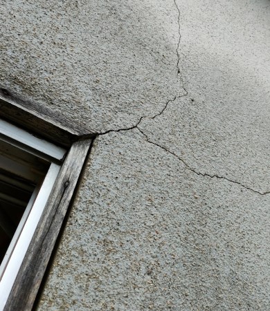 モルタル壁　木製の窓枠に隙間　ひび割れ　雨漏り原因